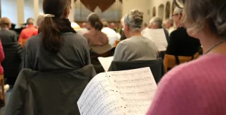 Probe des Gesamtchors im Musiksaal